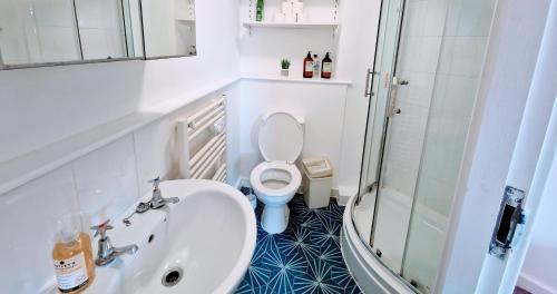 a bathroom with a sink and a toilet at Business & Leisure City Centre 2 Bed En-suite Apartment with free parking and Netflix in Coventry
