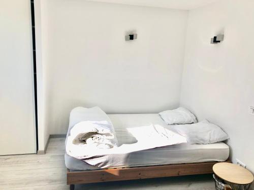 Postel nebo postele na pokoji v ubytování Studio indépendant confortable