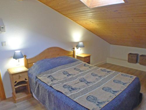 une chambre avec un lit et deux tables de nuit dans l'établissement Appartement T4 pour 8 Pers. avec Piscines et Parking - Résidence Le Grand Tétras à Samoëns - FR-1-629-131, à Samoëns