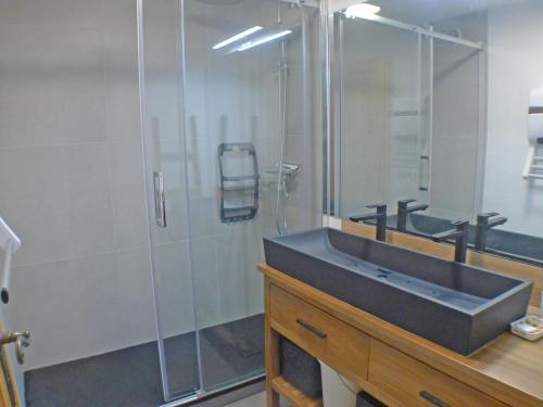 une salle de bain avec un lavabo et une douche en verre dans l'établissement Appartement T4 pour 8 Pers. avec Piscines et Parking - Résidence Le Grand Tétras à Samoëns - FR-1-629-131, à Samoëns