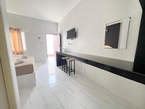 un bagno bianco con bancone e lavandino di BM Beach Resort Satun บีเอ็มบีชรีสอร์ท a Ban Pak Ba Ra