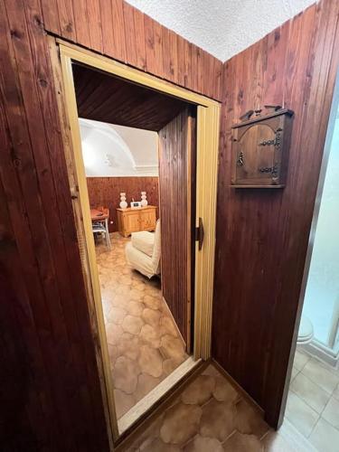 una puerta abierta a una habitación con sala de estar en Appartamento "La Lanterna", en Badalucco