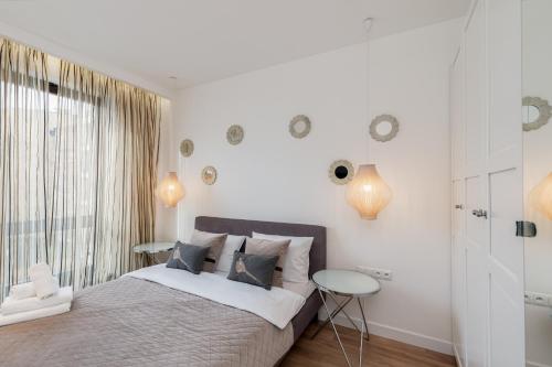 una camera con un grande letto e una finestra di Vistula River Premium Apartment a Cracovia