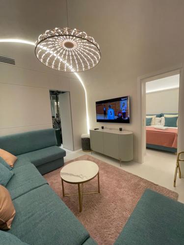 uma sala de estar com um sofá e uma televisão em Piazzetta Suite, Capri em Capri