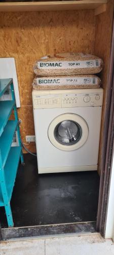 a washer and dryer with a stack of books on top at Hüttenzauber & Turmchalet in Losensteinleithen