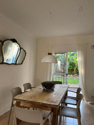 康科迪亞的住宿－Duplex del Río，一间带木桌和椅子的用餐室