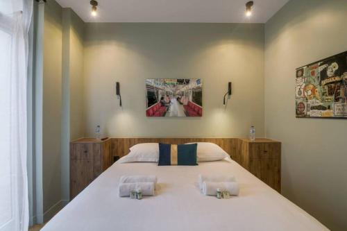 ein Schlafzimmer mit einem großen weißen Bett mit zwei Kissen in der Unterkunft Bel appartement pour 4 personnes in Paris