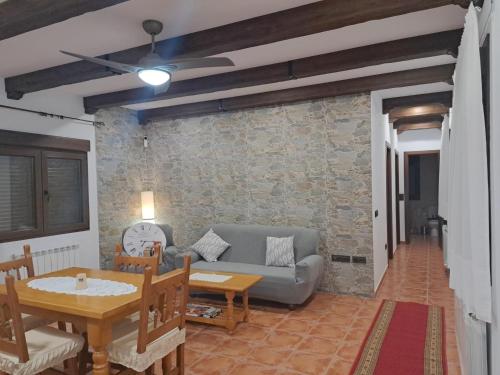 uma sala de estar com um sofá e uma mesa em Casa Rural La Veguilla em Argés