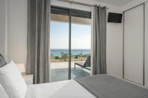 1 dormitorio con cama y vistas al océano en Casa da Maresia, en Porto Santo
