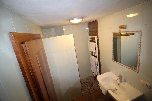 a bathroom with a sink and a mirror at Machlandgasthof Wahl in Ruprechtshofen