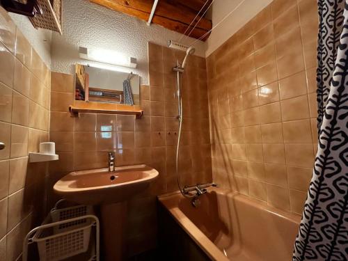 Kopalnica v nastanitvi Appartement Lanslevillard, 3 pièces, 4 personnes - FR-1-508-296