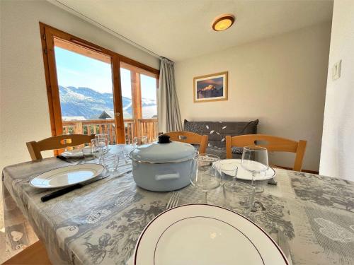 une table avec des verres et une théière en haut dans l'établissement Appartement 2 pièces, 6 pers, animaux admis, parking, près des pistes - FR-1-525-281, à Saint-Étienne-en-Dévoluy