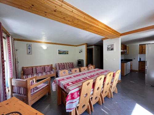 une salle à manger avec une table et des chaises dans l'établissement Appart spacieux 8 pers, ski aux pieds, parking, wifi inclus - FR-1-508-294, à Lanslebourg-Mont-Cenis