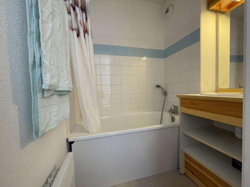 une salle de bain avec une baignoire et un lavabo dans l'établissement Appartement 2 pièces, 6 pers, animaux admis, parking, près des pistes - FR-1-525-281, à Saint-Étienne-en-Dévoluy