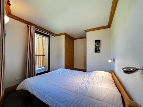 une chambre avec un lit et une fenêtre dans l'établissement Appart spacieux 8 pers, ski aux pieds, parking, wifi inclus - FR-1-508-294, à Lanslebourg-Mont-Cenis