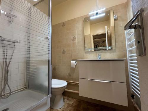 a bathroom with a toilet and a sink and a shower at Appartement Le Dévoluy, 1 pièce, 4 personnes - FR-1-525-273 in Le Dévoluy
