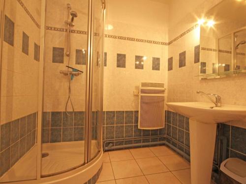 A bathroom at Gîte Silly-en-Gouffern, 4 pièces, 6 personnes - FR-1-497-191