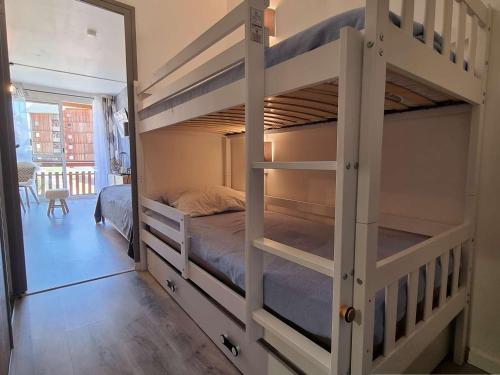 Ce lit superposé se trouve dans un dortoir doté de lits superposés. dans l'établissement Studio rénové 4 pers. avec WiFi, proche pistes et commerces - SuperDévoluy - FR-1-525-276, à Saint-Étienne-en-Dévoluy