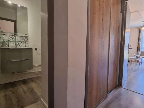 Cette chambre dispose d'une porte en bois et d'un miroir. dans l'établissement Studio rénové 4 pers. avec WiFi, proche pistes et commerces - SuperDévoluy - FR-1-525-276, à Saint-Étienne-en-Dévoluy