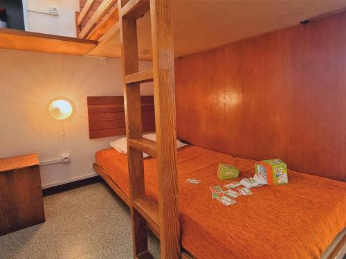 1 dormitorio con litera y escalera en Appartement Le Dévoluy, 1 pièce, 4 personnes - FR-1-525-278 en Le Dévoluy