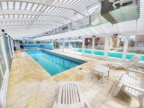 una gran piscina con bancos y una piscina en APART ANTARES, en Dolores