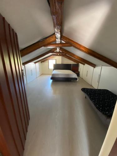 um pequeno quarto com uma cama e um tecto em Virgi Hostel em Quito