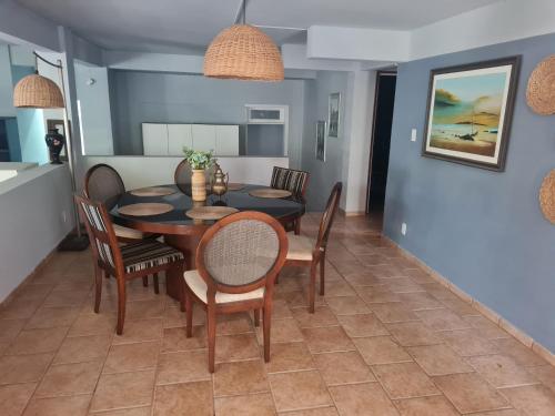 uma cozinha e sala de jantar com mesa e cadeiras em Guest Mangueiras em Florianópolis
