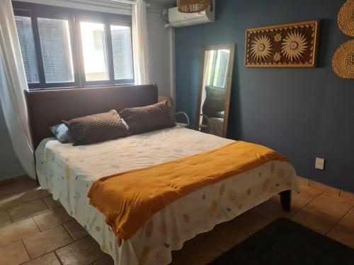 um quarto com uma cama num quarto com uma janela em Guest Mangueiras em Florianópolis