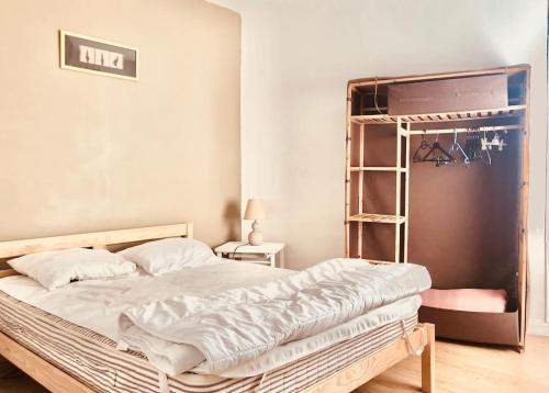 מיטה או מיטות בחדר ב-Appartement T3 agréable à Bourbon l'Archambault