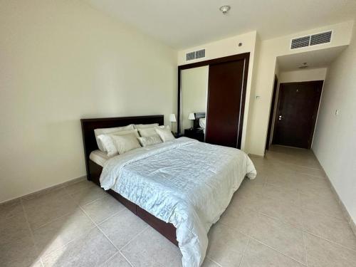 a bedroom with a large bed in a room at Stunning 1 BR Apartment in Dubai Marina in Dubai