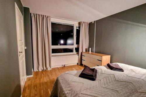 um quarto com uma cama e uma janela em FyraRumOasen em Gotemburgo