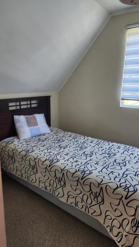 een slaapkamer met een groot bed in een kamer bij Casa Nueva en Condominio Tranquilo in Osorno