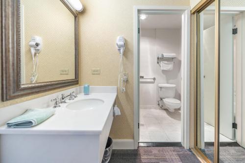 uma casa de banho com um lavatório e um WC em Samesun San Francisco em São Francisco