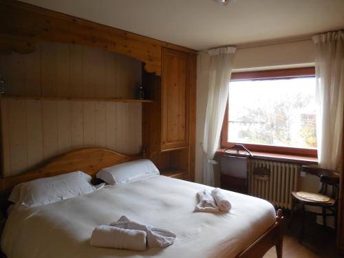 a bedroom with a bed with towels on it at Mont Blanc Exclusive #Bluchalet in Courmayeur
