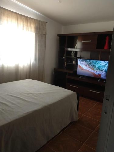 sypialnia z łóżkiem i telewizorem z płaskim ekranem w obiekcie Departamento temporario en cordoba w Córdobie