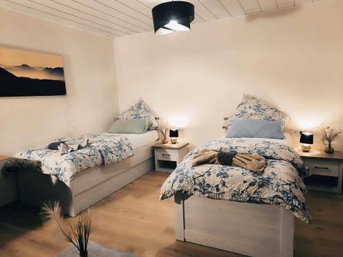 1 dormitorio con 2 camas y 2 mesitas de noche en Ferienhaus The Himmelsteig en Sasbachwalden
