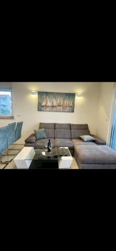 uma sala de estar com um sofá e uma mesa de centro em Apartment with swimming pool Lagotto em Trogir