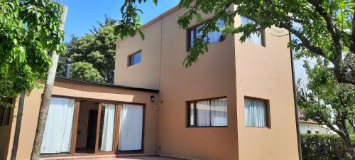 un edificio con árboles delante en Sierras de los padres, en Mar del Plata