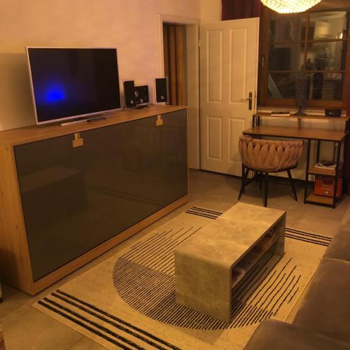 TV a/nebo společenská místnost v ubytování Willkommen im Casa Felice, der Wohlfühl Oase mit Balkon, 4 Betten und Homeoffice Platz