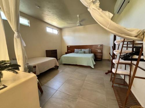 ein Schlafzimmer mit einem Bett und einer Treppe in einem Zimmer in der Unterkunft Casa blanca playa saladita in Temalhuacán