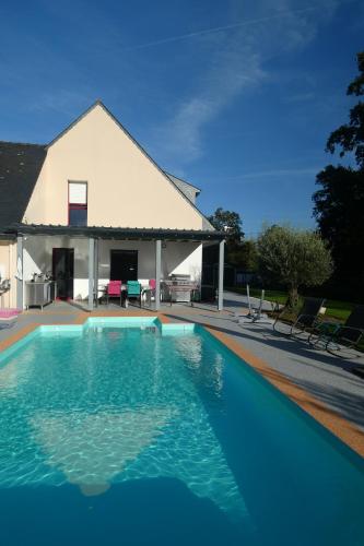 ein Pool vor einem Haus in der Unterkunft Chez Valérie in Merlevenez