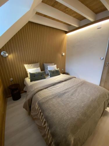1 dormitorio con 1 cama grande en una habitación en Casa Neste: Grange rénovée haut de gamme, en Arreau