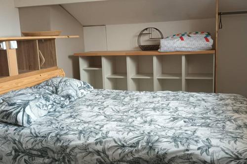 une chambre avec un lit avec une couverture bleue et blanche dans l'établissement Maison de ville - vue sur la Sainte Baume, à Aubagne