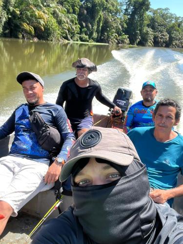 eine Gruppe von Menschen, die auf einem Boot auf einem Fluss sitzen in der Unterkunft Paraíso Tropical Boca del Silencio 