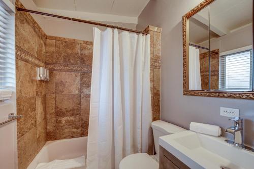 een badkamer met een wastafel, een toilet en een douche bij Pet-Friendly Sedona Home Hot Tub, Walk to Trails! in Sedona