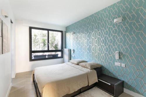 ein Schlafzimmer mit einem Bett und einer blauen Wand in der Unterkunft Loft 52m²+parking à 15 min de Paris centre in Les Lilas