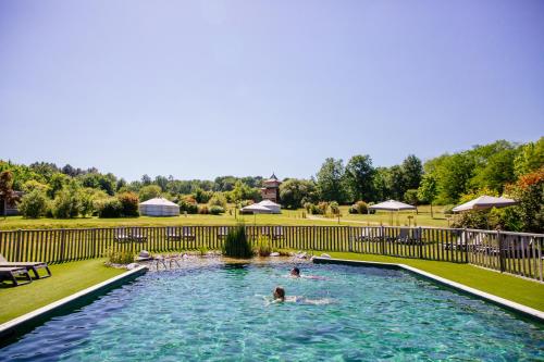 - une piscine pour 2 personnes dans l'établissement Domaine EcÔtelia, à Le Nizan