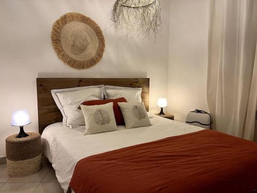 - une chambre avec un grand lit et 2 lampes dans l'établissement Maison Alma, à San-Nicolao