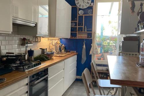 Kuchyň nebo kuchyňský kout v ubytování Appartement terrasse proche vieux-port