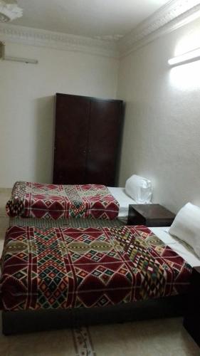 sypialnia z 2 łóżkami w pokoju w obiekcie فندق رحيق الذهبي w Medynie